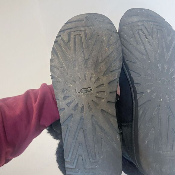 Ugg Bailey Button Short Boots Black Shearling Women's Size 9 - Picture 2 of 8